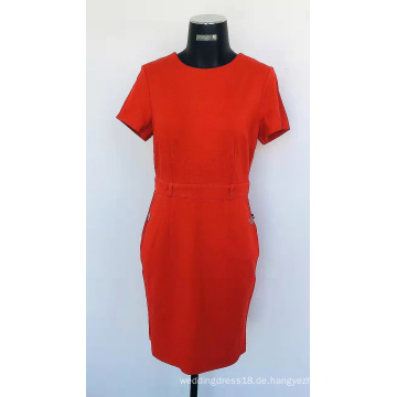 Frauen stricken elegante Modekleid